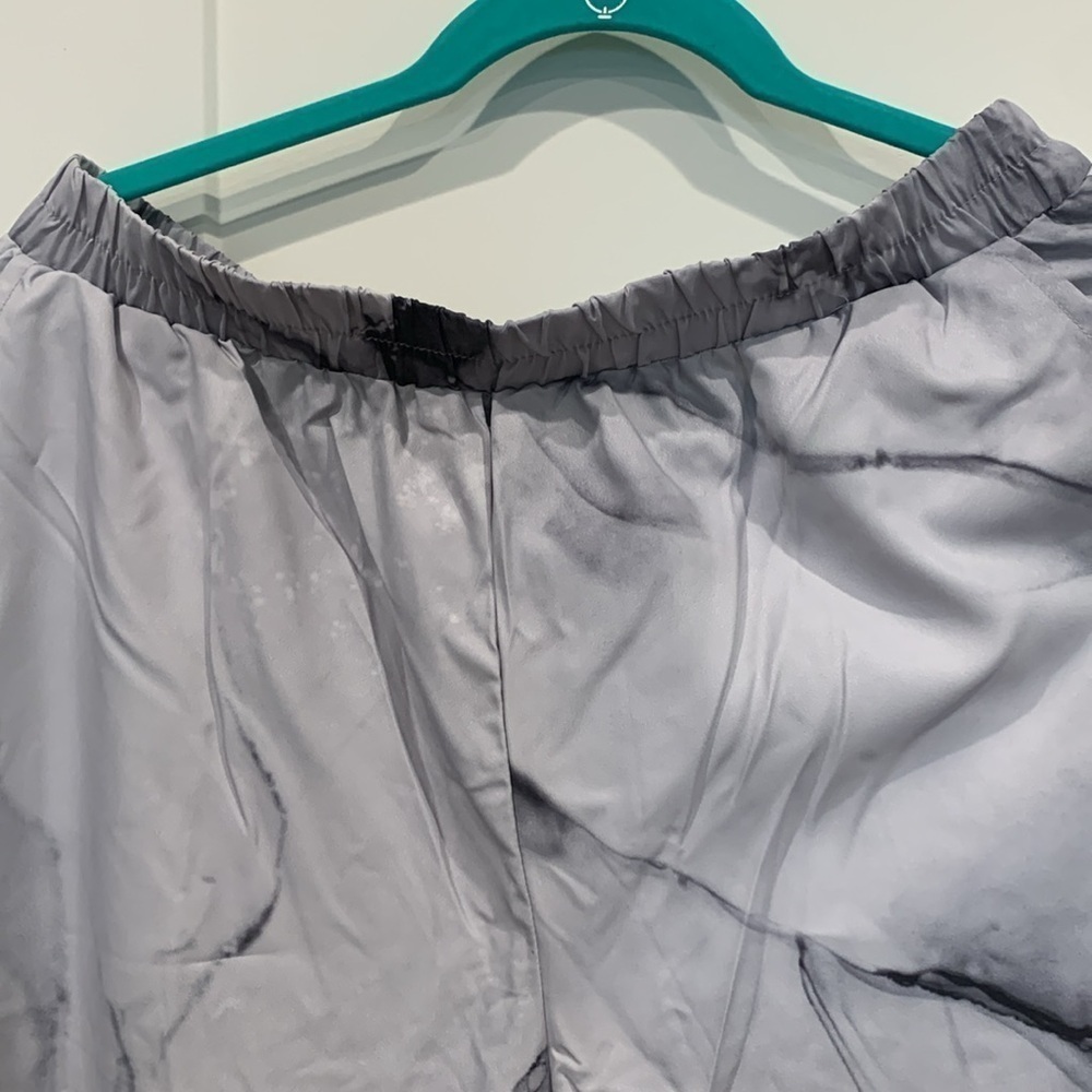 NWOT, Cute light grey pants with geometric pattern. Elastic waist, side pockets - Picture 2 of 7